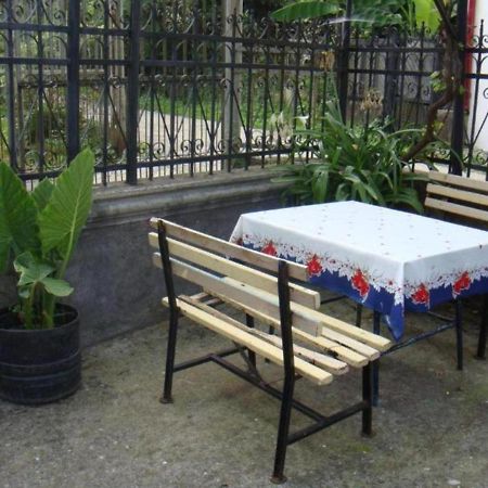 Guest House Quiet Home Batumi Bagian luar foto