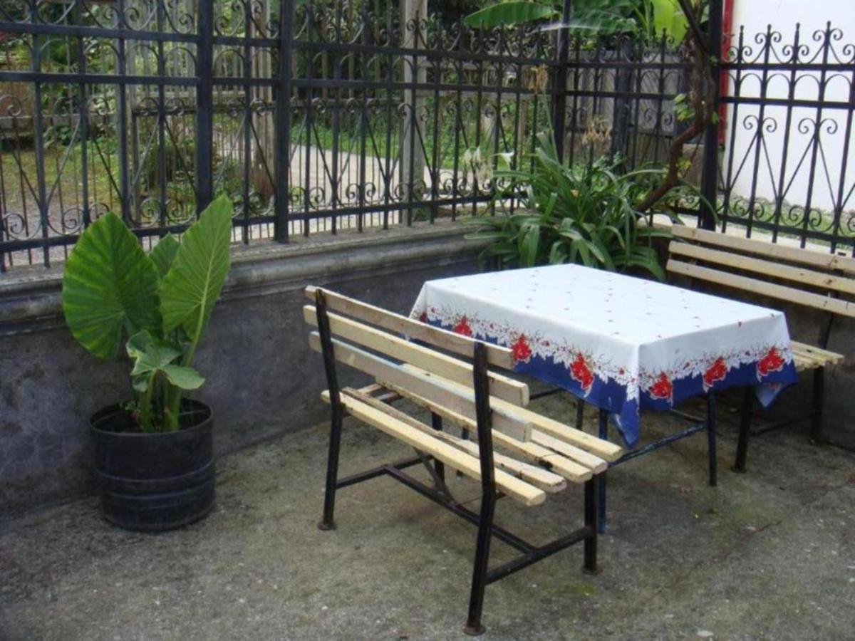 Guest House Quiet Home Batumi Bagian luar foto