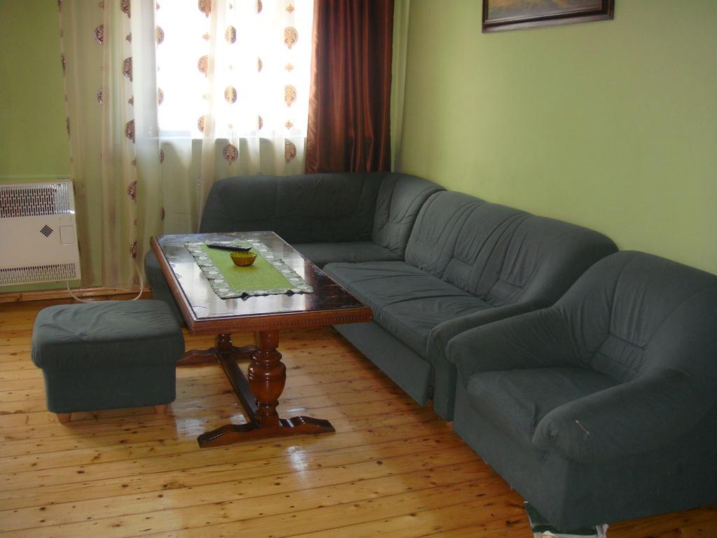 Guest House Quiet Home Batumi Bagian luar foto