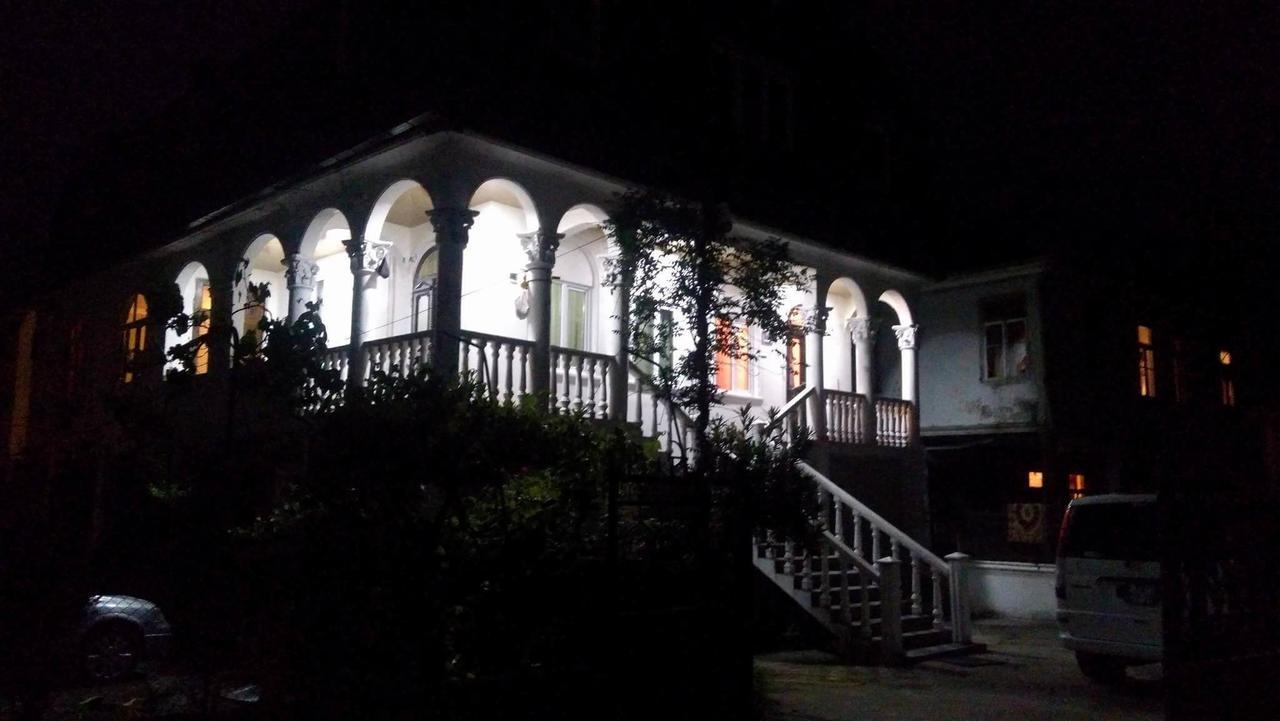 Guest House Quiet Home Batumi Bagian luar foto